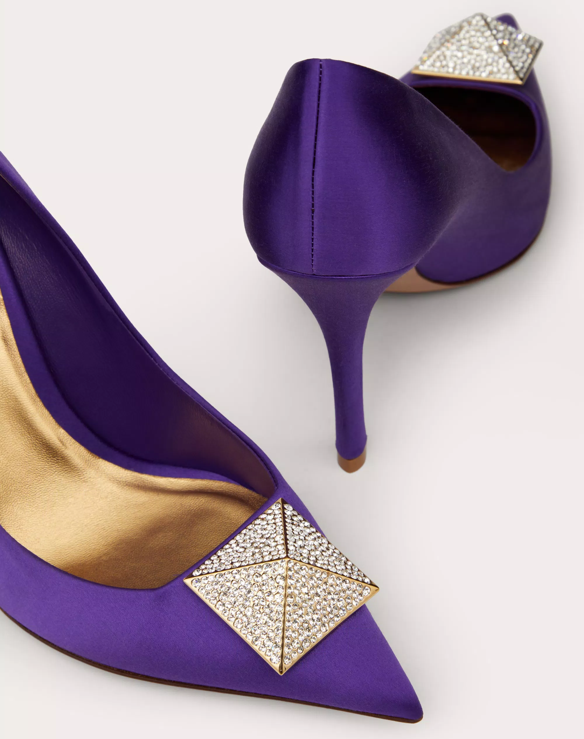 ONE STUD SATIN PUMP WITH STUD AND CRYSTALS 100MM